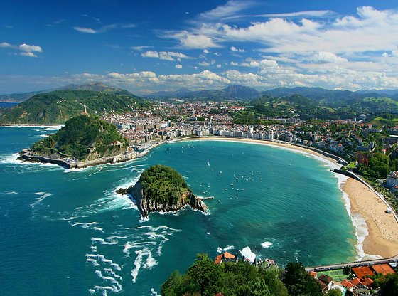 Sites and Insights: An Expert-Led San Sebastian Welcome Tour
